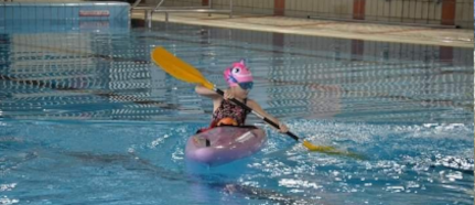 Enfant faisant du kayak à la piscine 