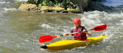 Enfant pratiquant du kayak sur la rivière le Thérain 