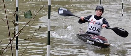 Jeune faisant de la compétition de kayak slalom